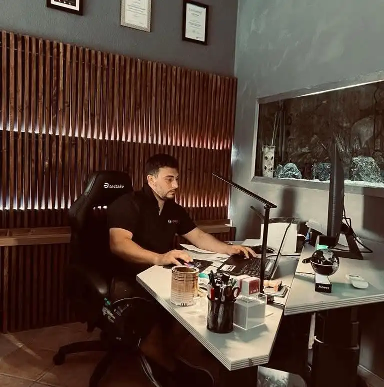 Herr Cambiano bei der Arbeit im Büro von Cambi-Therm